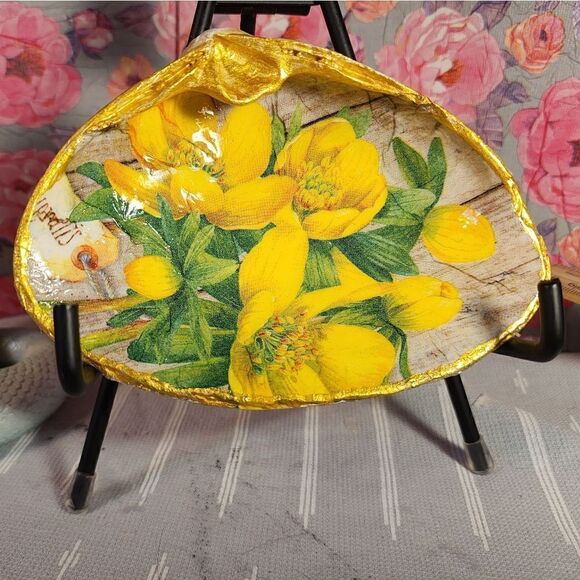 DECOUPAGE CLAM SHELL DECOUPAGE YELLOW FLOWERS 🏵 ON A CLAM SHELL TRINKET DISH - Picture 1 of 11